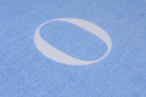 Ein schöner blauer Leinen Hardcover mit O als Prägung.
