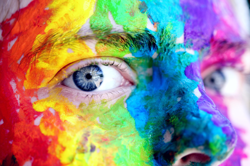 hochauflösender Druck eines Regenbogens, der auf eine Person gemalt ist